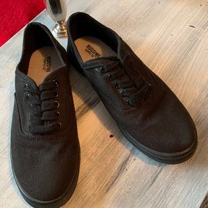 Ladies Black Size 6 Sneakers